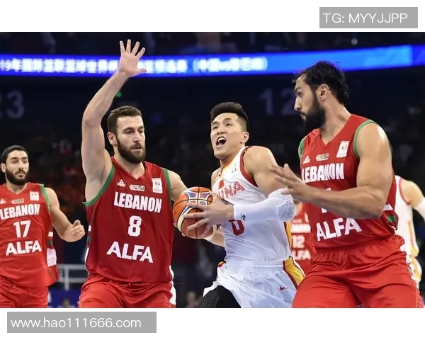 上海篮球队在世界杯预选赛中以54分稳居积分榜首位展现强劲实力