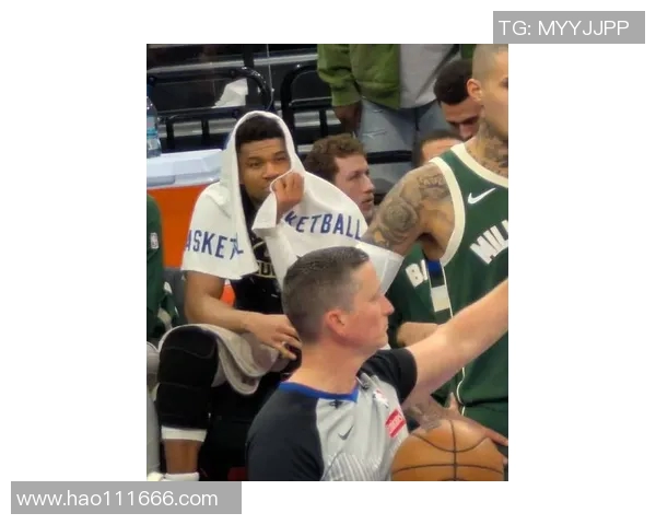 字母哥愤怒撕毁球衣雄鹿惨败后更衣室冲突升级引发关注